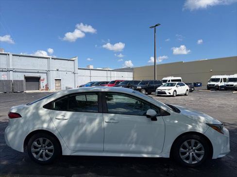 Used 2021 Toyota Corolla LE FWD image 9