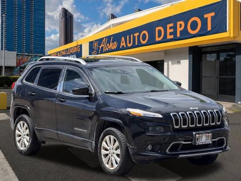 Used 2017 Jeep Cherokee Overland w/ Technology Group AWD/4WD image 6