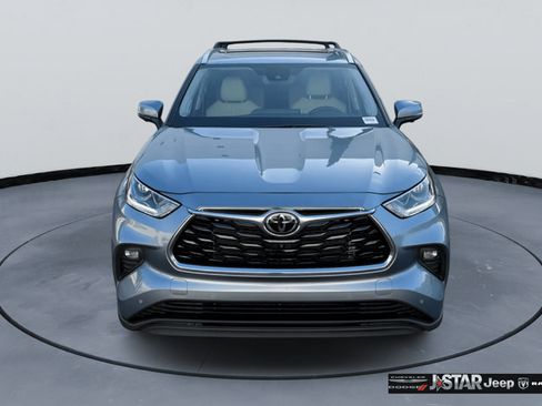 Used 2024 Toyota Highlander Limited FWD image 2