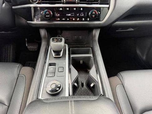 Used 2025 Nissan Pathfinder SL AWD/4WD image 19