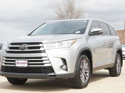Used 2019 Toyota Highlander XLE image 3