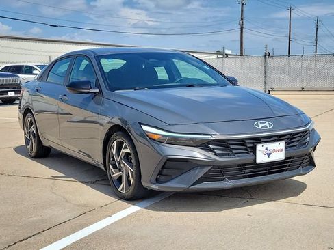 Used 2025 Hyundai Elantra Sport FWD image 2