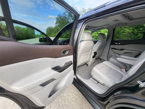 Used 2018 GMC Acadia SLT w/ LPO, Floor Liner Package FWD image 30