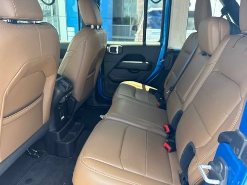 Used 2022 Jeep Wrangler Unlimited Sahara w/ LED Lighting Group AWD/4WD image 8