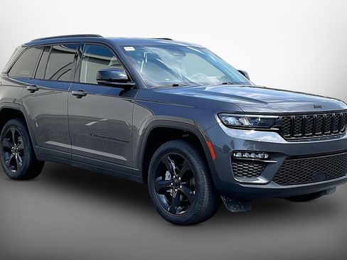 Used 2023 Jeep Grand Cherokee Limited w/ Black Appearance Package AWD/4WD image 1
