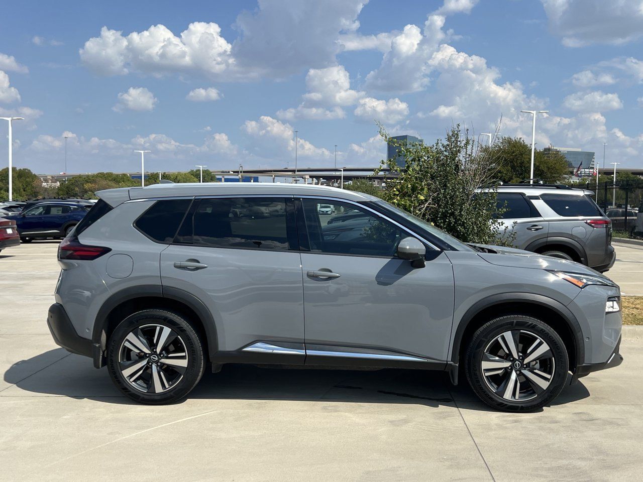 Used 2023 Nissan Rogue SL w/ SL Premium Package FWD image 3