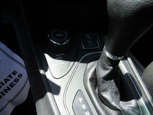 Used 2019 Jeep Cherokee Latitude w/ Popular Appearance Group AWD/4WD image 28