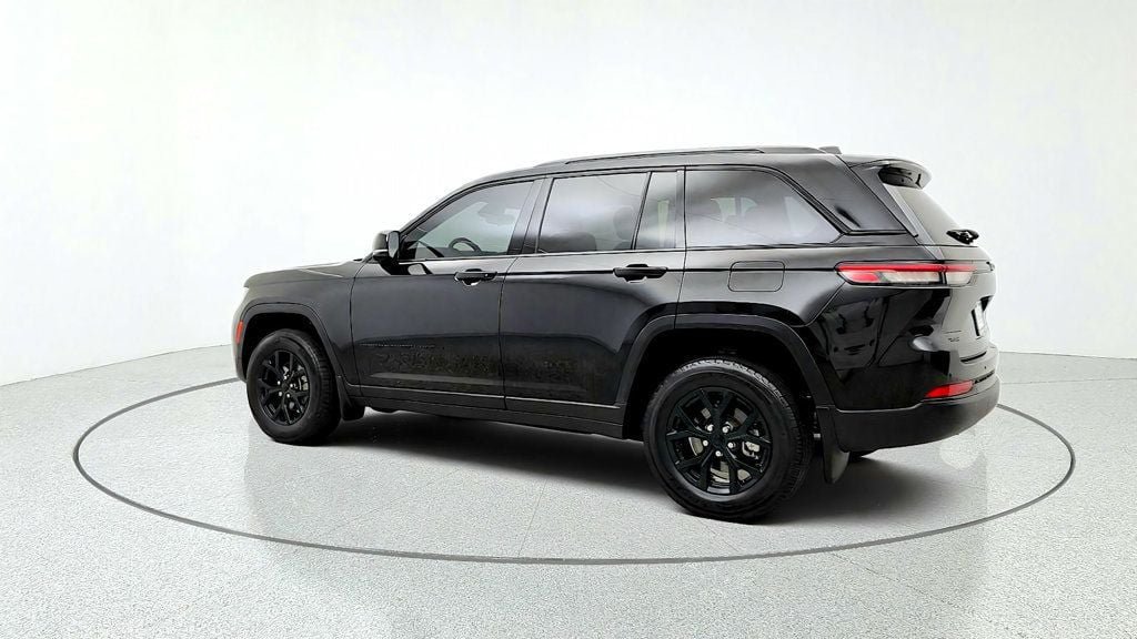 Used 2024 Jeep Grand Cherokee Altitude AWD/4WD image 7
