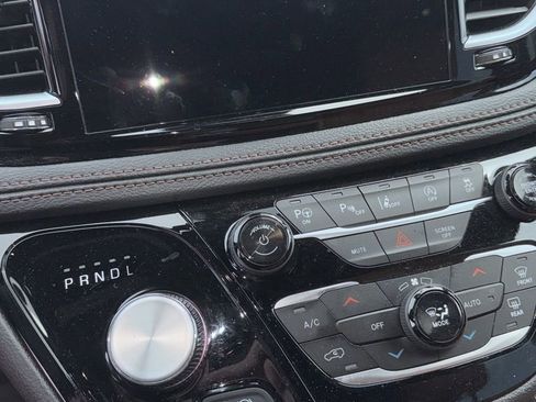 Used 2024 Chrysler Pacifica Pinnacle FWD image 12