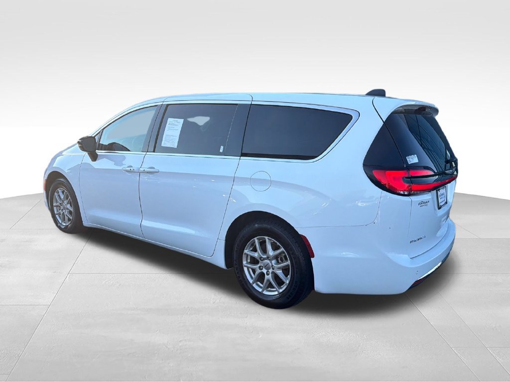 Used 2024 Chrysler Pacifica Touring-L FWD image 3