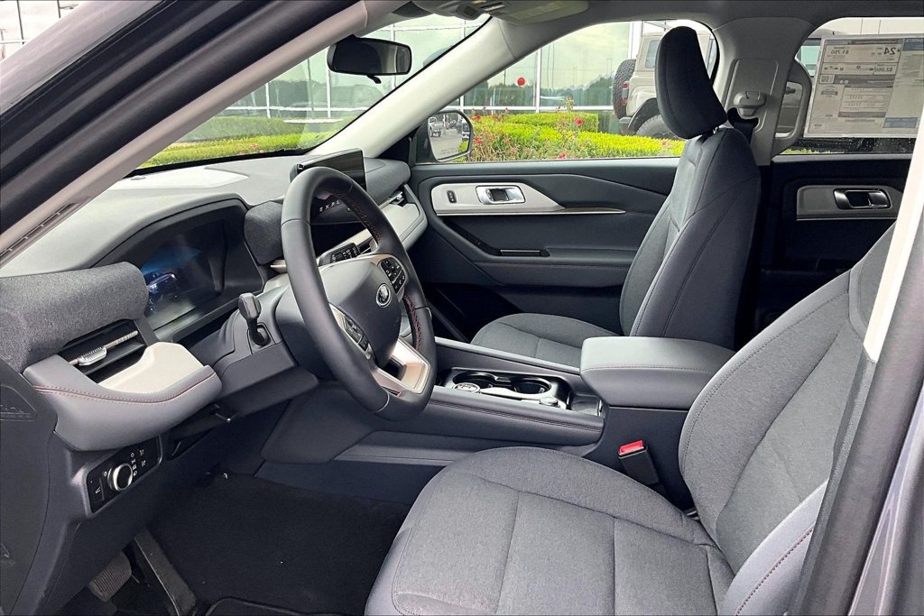 New 2026 Ford Explorer Active RWD image 9