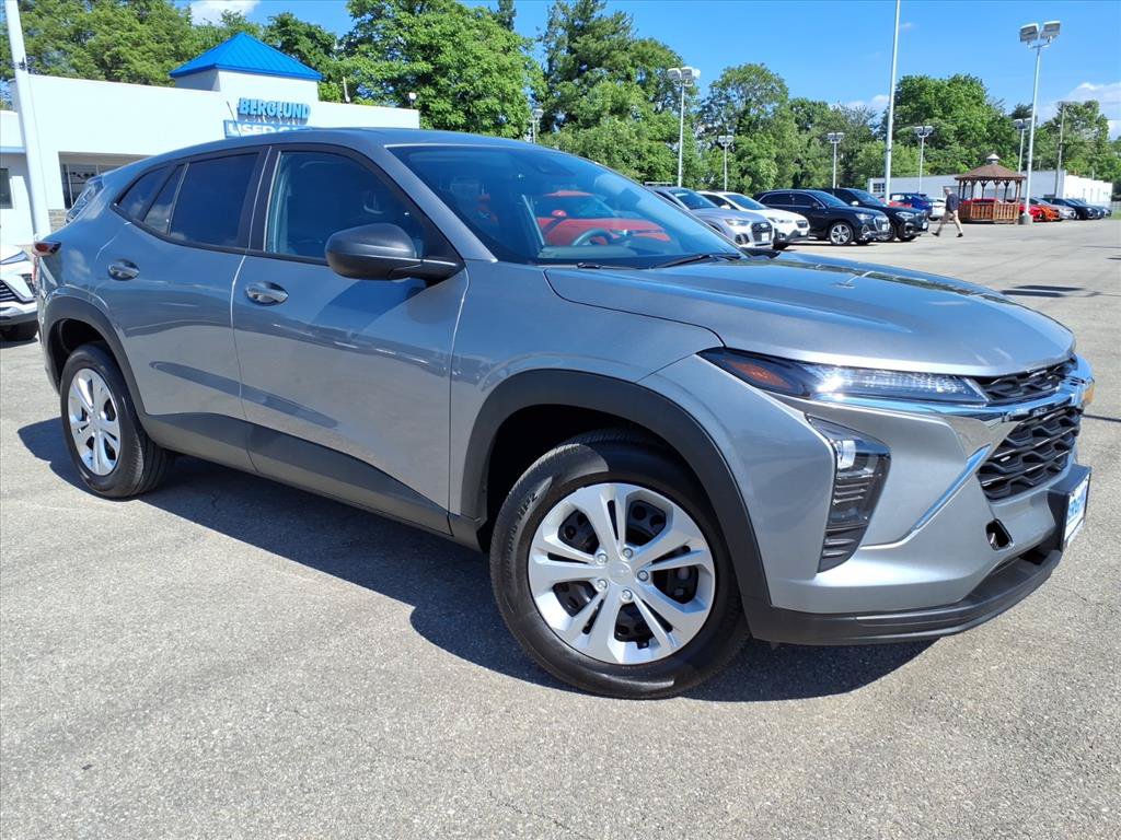Used 2026 Chevrolet Trax LS w/ Driver Confidence Package FWD image 1