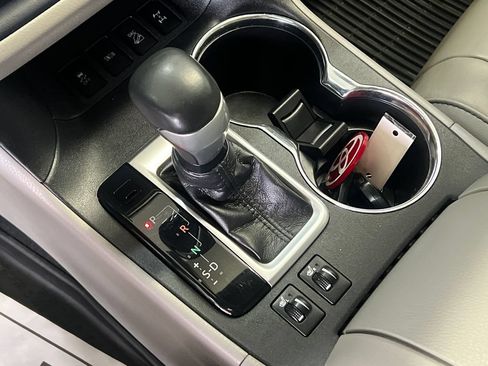 Used 2018 Toyota Highlander XLE AWD/4WD image 30