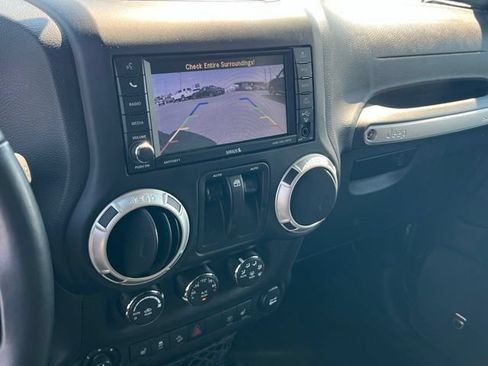 Used 2018 Jeep Wrangler Sahara w/ Connectivity Group AWD/4WD image 19