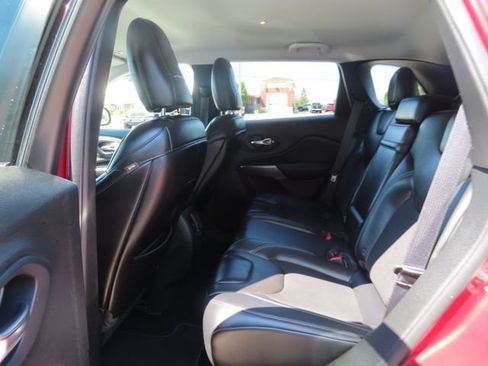 Used 2019 Jeep Cherokee Latitude Plus w/ Cold Weather Group AWD/4WD image 22