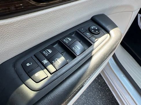 Used 2021 Chrysler Pacifica Limited AWD/4WD image 28
