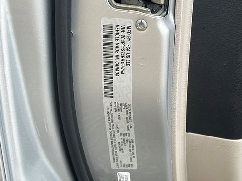 Used 2024 Chrysler Pacifica Select image 34