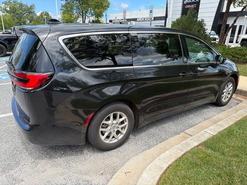 Used 2023 Chrysler Pacifica Touring-L FWD image 4