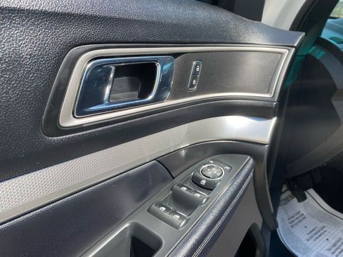 Used 2017 Ford Explorer XLT FWD image 19