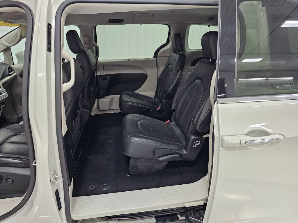 Used 2020 Chrysler Pacifica Touring-L FWD image 12