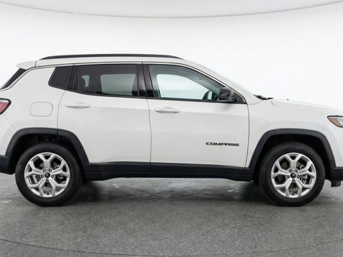 Used 2025 Jeep Compass Latitude image 11