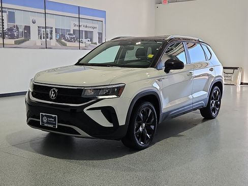 Used 2023 Volkswagen Taos SE w/ Panoramic Sunroof Package FWD image 4