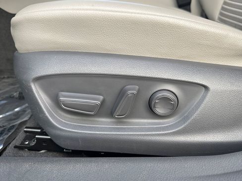 Used 2019 Toyota Camry SE FWD image 14
