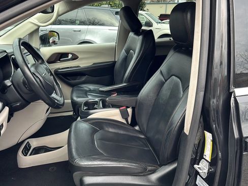 Used 2017 Chrysler Pacifica Touring-L image 10