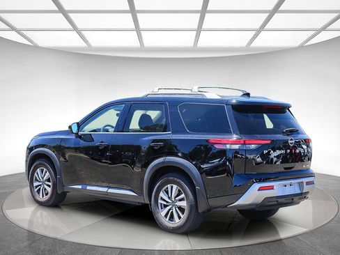 Used 2023 Nissan Pathfinder SL AWD/4WD image 2