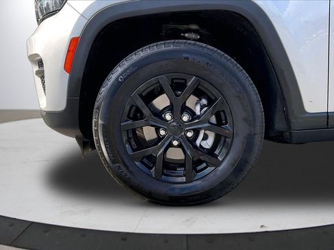 Certified 2025 Jeep Grand Cherokee Altitude image 33