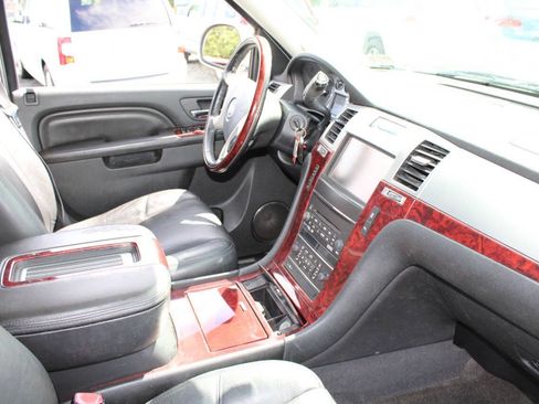 Used 2013 Cadillac Escalade ESV Luxury AWD/4WD image 12