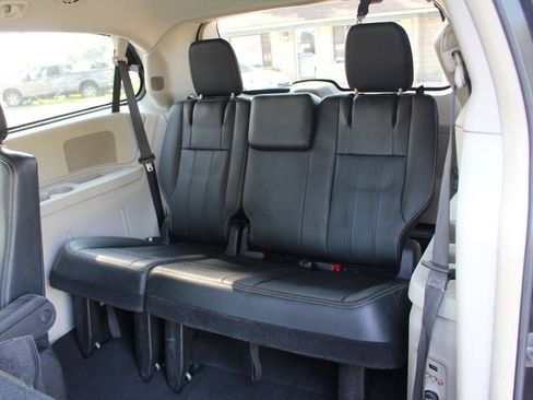 Used 2016 Chrysler Town & Country Touring FWD image 30