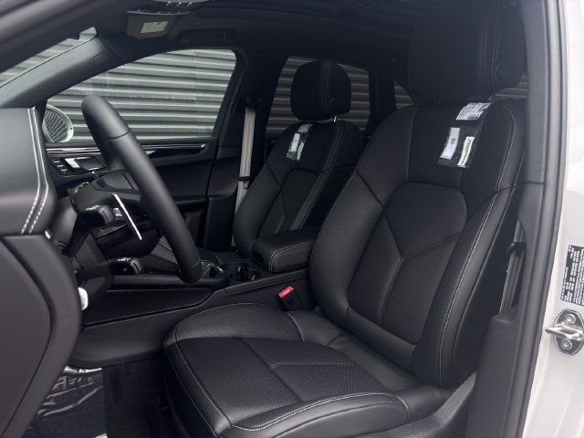 Certified 2026 Porsche Macan Turbo AWD/4WD image 5