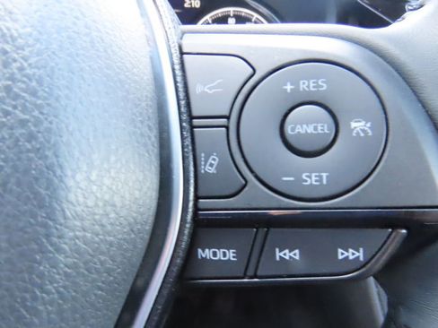 Used 2024 Toyota Venza XLE image 12