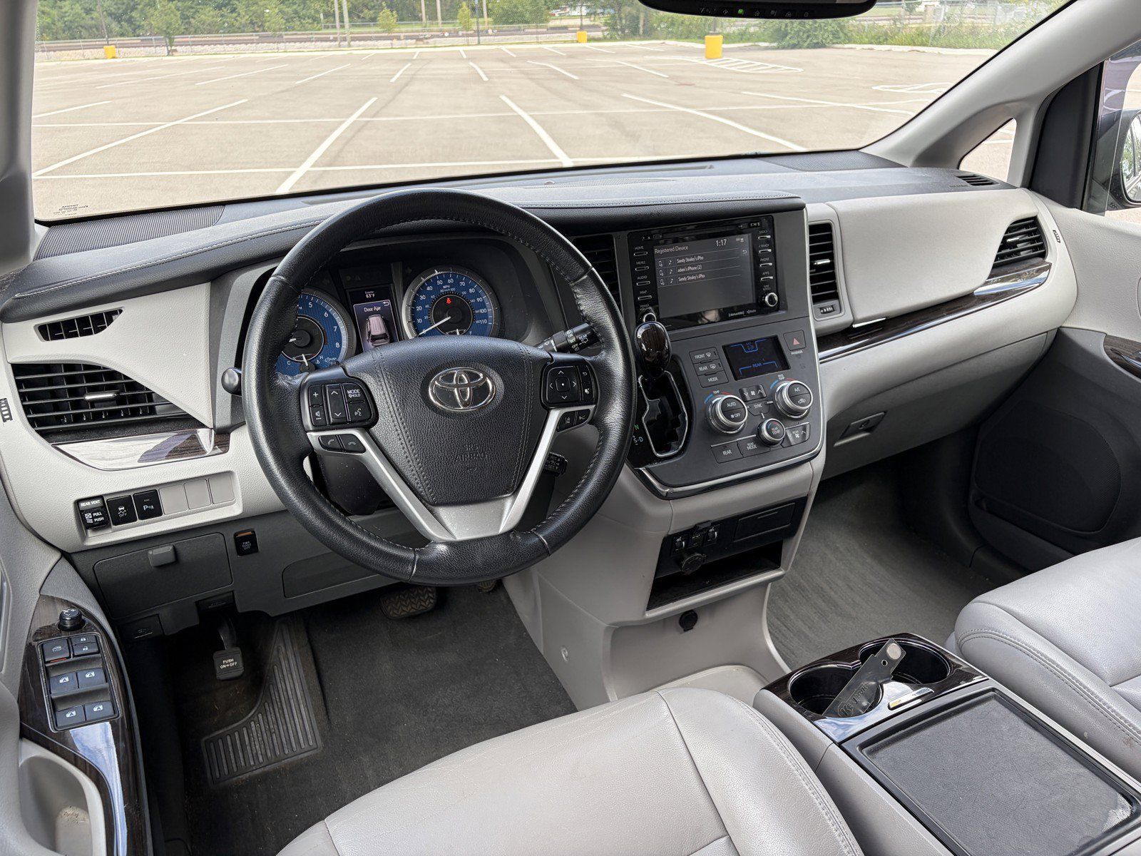 Used 2019 Toyota Sienna XLE w/ XLE Navigation Package FWD image 10