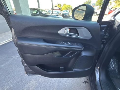 Used 2023 Chrysler Pacifica Touring FWD image 28