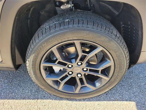 New 2025 Jeep Grand Cherokee Limited w/ Trailer Tow Package image 18