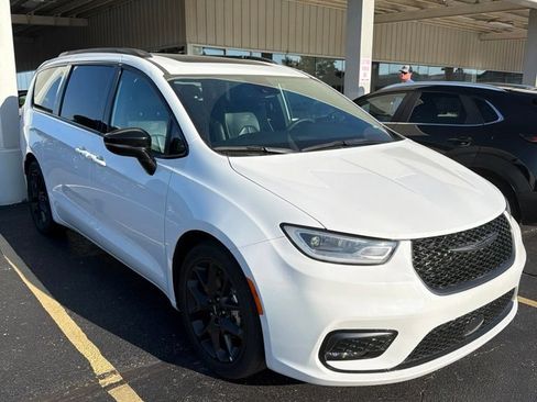 Used 2025 Chrysler Pacifica Limited FWD image 5