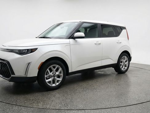 Used 2025 Kia Soul LX w/ LX Technology Package image 3