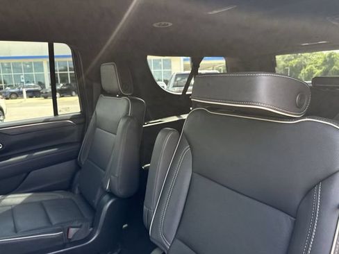 Used 2023 GMC Yukon XL SLT w/ SLT Luxury Package AWD/4WD image 18