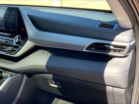 Used 2021 Toyota Highlander Platinum FWD image 19