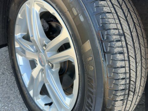 Used 2023 GMC Terrain SLE w/ Driver Convenience Package image 4