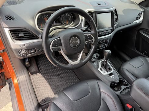 Used 2016 Jeep Cherokee Trailhawk w/ Comfort/Convenience Group AWD/4WD image 9