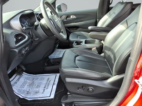 Used 2025 Chrysler Pacifica Select image 24