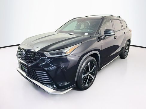 Used 2022 Toyota Highlander XSE FWD image 3