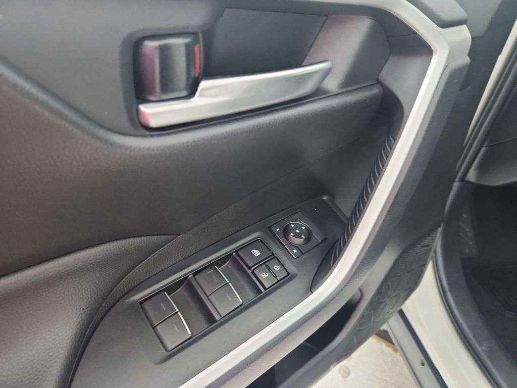 Used 2025 Toyota RAV4 XLE AWD/4WD image 23