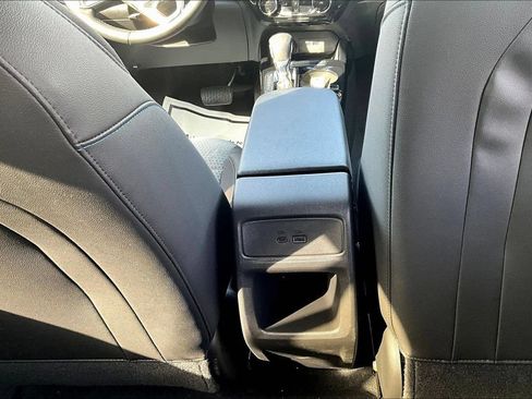 Used 2025 Chevrolet Trax LT w/ Sunroof Package FWD image 7