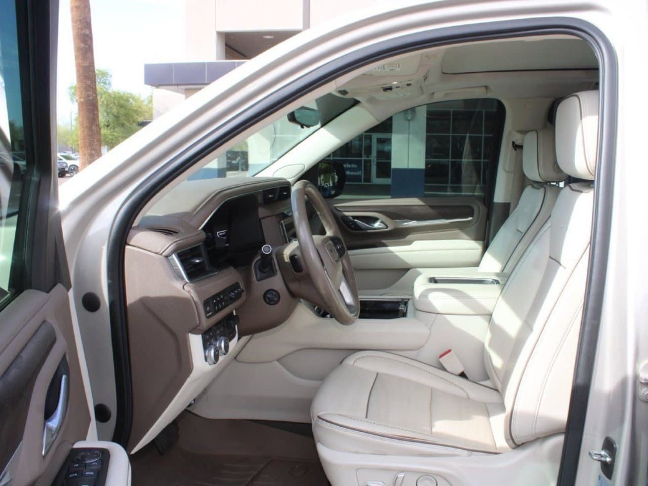 Used 2022 GMC Yukon Denali w/ Denali Premium Package AWD/4WD image 12