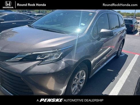 Used 2023 Toyota Sienna XLE FWD image 1