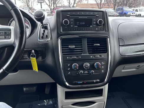 Used 2017 Dodge Grand Caravan SE w/ UConnect Hands-Free Group image 19